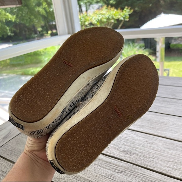 Taos Onwards Lace Up Snakeskin Pattern Leather Sneakers Women Size 9.5 - Picture 8 of 8